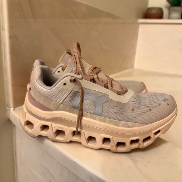 On Running - Picture 2 of 6